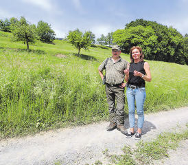 Am Ort des Geschehens gibt Jagdaufseher Andreas Stauber Joggerin Susan Jordi Entwarnung: Ein Angriff von Bussard, Milan, Habicht oder sogar von einer Krähe ist auch im Oberwynentaler Wald- und Wiesengebiet sehr selten. (Bild: rc.)
