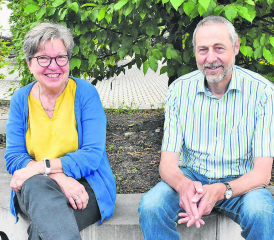 Über 40 Jahre lang die Schule Reinach mitgeprägt: Auf das zu Ende gegangene Schuljahr hiess es für die beiden Lehrpersonen Maya Godarzi und Martin Diriwächter Abschied zu nehmen. (Bild: hg.)