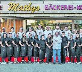 Das grosse Team vom Beck Mathys mit dem Geschäftsinhaber Jürg Mathys vorne in der Mitte. (Bild: Foto Dietiker, Muhen)