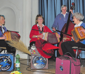 Das Schwizerörgeli-Quartett «Wätterhäxe» umrahmte die Tagung der Landfrauen des Bezirks Kulm im Beinwiler Löwensaal. (Bilder: hh.)