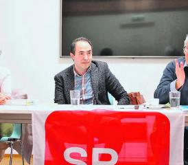 Diskutierten in der Braugarage Reinach: Lucia Lanz, Mehmet Isik und Historiker sowie alt Nationalrat Andreas Gross. (Bild: dr.)