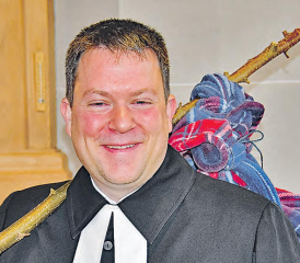 David Scherler, Pfarrer der reformierten Kirche Uerkheim, hat sein Bündel auf die Schultern genommen – nach acht Jahren nimmt er die Herausforderungen einer neuen Pfarrstelle an. (Bild: aw.)