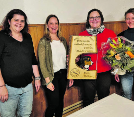 Der Vorstand im Berichtsjahr, v.l.: Nicole Graber, Nathalie Brem (neue Präsidentin), Ruth Bolliger (abtretende Präsidentin mit der handgeschnitzten Wanduhr) und Nicole Hunziker. Abwesend war Tamara Amport. (Bild: Isabelle Rickenbach)