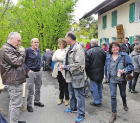 Viel Betrieb und gute Laune: Willy Barfuss (2. v.li), Initiant und Mitorganisator des gelungenen Anlasses, zeigte sich überwältigt vom Besucheraufmarsch zur Film-Matinée «Hochwasser vor 25 Jahren». (Bilder: moha. )