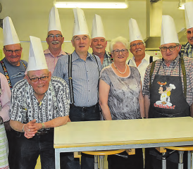 Sie verehren ihre «Kochschullehrerin»: Cécile Schor mit ihren «Buben» – ihnen bringt sie die Kunst des Kochens mit viel Charme und Geduld bei. (Bilder: st.)
