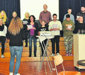 Sie sangen gute Laune in die Aula: Der Oberstufenchor mit einigen Lehrpersonen unter der Leitung von Sandra Rippstein widmete sich dem Schweizer Liedgut. (Bilder: st.)