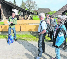 Unter kundiger Leitung von Ernst Hofmann lernten die Teilnehmenden den Lebensraum der einheimischen Vögel kennen. (Bild: zVg.)