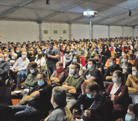 Beeindruckende Teilnehmerzahl: An der Gemeindeversammlung Beromünster nahmen so viele Menschen teil, wie noch nie. Mit grosser Mehrheit nahmen die Stimmberechtigten die Anträge des Gemeinderates an. (Bild: spo.)