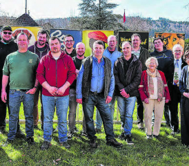 Die Gästeschar beim Tabakmuseum: Ramon E. Peralta und Geschäftspartner Reto Iten (ganz links), Henry Wirz, Chef der «SOTA Tabac» (mit bunter Krawatte), zusammen mit Kommissionsmitgliedern des Tabakmuseums und weiteren Gästen.