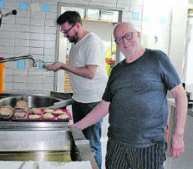 Von einzelnen Zutaten zur Köstlichkeit: Die Sängerfrönde Böju luden zu Militärchässchnitten und Ramsen ins Foyer des Löwensaals. (Bilder: grh)