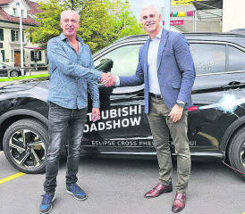 Handschlag vor dem Alleskönner von Mitsubishi, dem Eclipse Cross: Jörg Stalder, Inhaber der Hofmatt-Garage in Menziken (links) und Bruno Campino, Managing Director bei Mitsubishi Schweiz. (Bilder: rc.)