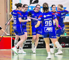 Reinacher Jubel nach dem gewonnenen Penaltyschiessen. Khim Truttmann traf als Einzige vom Punkt. (Bild: Roland Wick)