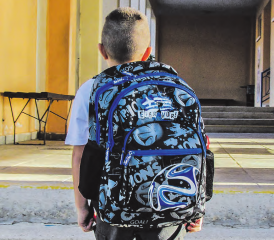 Die Sicherheit auf dem Schulweg hat viele Facetten. Auch der Umgang mit fremden Personen kann geübt werden. (Bild: pixabay)