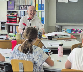 Der Unterricht macht den Senioren sichtlich Spass – und die Schulkinder profitieren von den wertvollen Begegnungen. (Bild: zVg.)