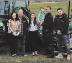 Familiär und kompetent: Lavdim Selmani (2. von rechts mit Sohn Anik) hat mit Sämi Gartenbau AG ein Familienunternehmen gegründet. (Bild: zVg.)