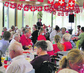 Nach vielen Monaten wieder einmal möglich: Der Geburtstag der Eidgenossenschaft wurde im Suhrental Alterszentrum in froher Gemeinschaft gefeiert. (Bild: zVg.)