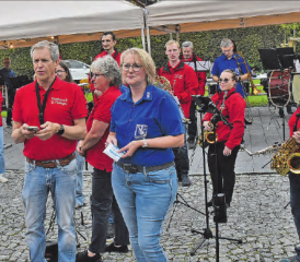 Kündigten die Titel an: Walter Woodtli, Präsident der Stadtmusik Zofingen, und Andrea Röthlin, Co-Präsidentin der Musikgesellschaft Uerkheim, in Aktion. (Bilder: aw.)