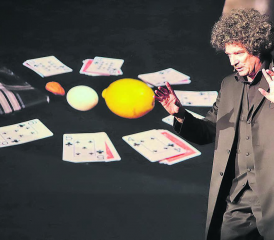 Alex Porter, Poet und Magier, sorgte für einen gemütlichen und unterhaltsamen Abend im Theater am Bahnhof (Bild: rc.)