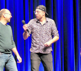 Interaktion mit dem Publikum: Sven Ivanic (Mitte) unterhielt das Publikum und schaffte immer wieder den Spagat zwischen den Kulturen. (Bilder: Linda Osterwalder)