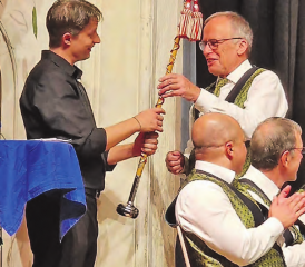 Dirigent Mirco Gribi (links) erhält von Präsident Werner Spring das Geschenk seines Registers. (Bild: zVg.)