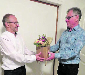 Stabübergabe mit Blumen: Andreas Ruh (rechts) übergibt die Leitung der Evangelischen Allianz Oberwynental in die Hände von Pfarrer Andreas Schindler. (Bild: zVg.)