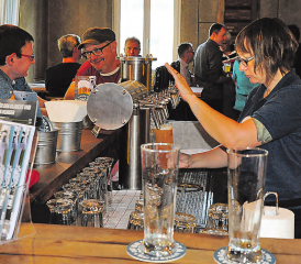 Die Reinacher BrauGarage ist jeweils zum Feierabend offen: Bier für jeden Geschmack, derb-heimelige Garagenatmosphäre und eine stimmige Karte «für den Gluscht und den Hunger». (Bild: mars.)