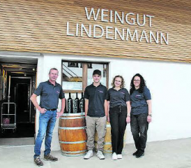 Familienbetrieb: Thomas und Christina (rechts) Lindenmann führen das Weingut Lindenmann, die nächste Generation mit Sarah und Marco ist ebenfalls schon im Einsatz. (Bild: rms.)