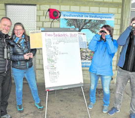 Freuen sich über den Besuch vieler Zugvögelinteressierter: Daniel und Sandra Leutwyler Naturschutzverein BirdLife Kölliken (l.), Beobachter brachten ihre eigenen Ferngläser mit. (Bilder: aw.)