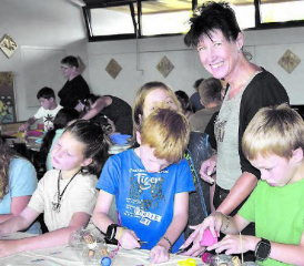 Noch ist sie dabei und verbreitet gute Laune: Leider mussten die Kinder danach von Jeannette Gut Abschied nehmen. (Bilder: st.)