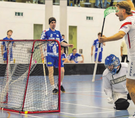 Gleich acht Mal konnten die Reinacher (so wie hier Jesse Arola, rechts) über ihre Tore jubeln. (Bild: Roland Wick, zVg.)
