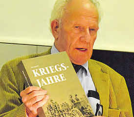 Der Autor, Arthur Schneider, und sein Werk: Anlässlich einer gut besuchten Buchvernissage stellte er die «Kriegsjahre» aus Sicht von Zeitzeugen vor. (Bild: st.)