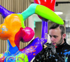 Künstler Jonas Deubelbeiss bemalt am Samstag ein riesiges Osterei im Bärenmarkt. (Bild: zVg.)