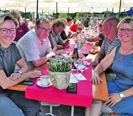 Am Gemeinderatstisch war ein Ehrenplatz reserviert: Ariella Käslin, dahinter Vizeammann Jost Waldispühl und Irene Bärtschi rechts. (Bilder: aw.)