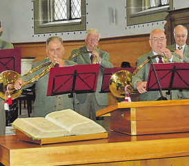 Dank der Organisation durch Andreas Baumann: Die Jagdhornbläsergruppe SonatES bei ihrem klangvollen Auffahrts-Auftritt in der reformierten Kirche Schöftland. (Bilder: st.)