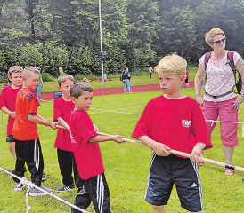 Einmal mehr das Highlight am Jugitag: Die Kids vom Satus Gontenschwil massen sich beim Seilziehen. (Bild: zVg.)