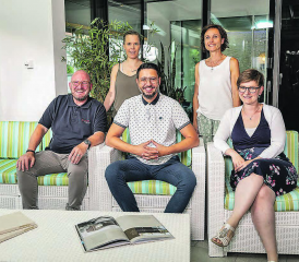 Das Team der ATRIUM-design ag freut sich auf Ihren Besuch am Tag der offenen Tür. Hinten (v.l.) Melanie Häfliger, Astrid Dahinden, vorne (v.l.) Oliver Egger, Cris Haller, Angelika Boller. (Bild: zVg.)