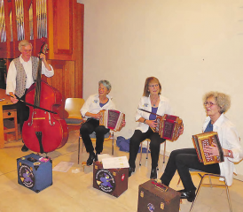 «D’Wätterhäxe» in Aktion: Das Schwyzerörgeli-Quartett und ein Apéro riche sorgten für gute Laune am Neujahrsanlass. (Bilder: moha.)