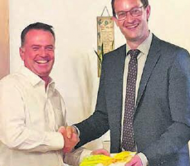 Bezirkspräsident und Grossrat Rolf Haller überreicht Christoph Hagenbuch ein Präsent. (Bild: zVg.)