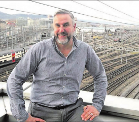 Kondukteur, Reiseverkäufer und nun Mister Fanzug: Der Entfelder Toni Lüscher ist Bähnler aus Leidenschaft. (Bild: Daniel Göring)