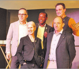 Der komplette Gemeinderat war zugegen: (v.l.) Beat Steiner, Barbara Zobrist, Ignazius Ounde, Vize-Ammann Manuel Eichenberger, Ammann Andreas Fetscher.