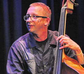 Philip Galizia spielt Bass, erzählt, und singt am Kleinkunstabend des «Mutterschiff Openairs». (Bild: WB-Archiv/rc.)