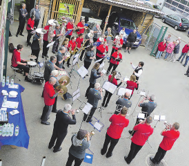 Live dirigiert: Die «dreidimensionale» Musikvereinigung aus dem Mittleren Wynental spielte gemeinsam den Marsch «Aargauer Sterne». (Bilder: moha.)