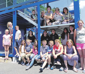Ein blaues Containerhaus: Der Klasse 5a gefällt die Farbe der «Schlumpf-Bude», in die sie voraussichtlich bis zu den Herbstferien zur Schule gehen. (Bilder: moha.)