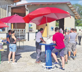 An den Infoständen wurde rege über die bevorstehende Abstimmung über die Massentierhaltungsinitiative diskutiert. (Bild: zVg.)