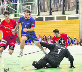 Lok-Legionär Marius Pedersen (35) setzt sich gegen die Thuner Jost und Wanzenried durch − Am 5. November spielt der Norweger an der WM im ersten Gruppenspiel gegen die Schweiz. (Bild: Otto Lüscher)