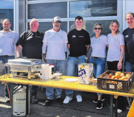 Das Team der Fenster-Center AG Reinach kann nicht nur Fenster und Türen nach Mass anfertigen, auch die Bratwürste und der Kuchen waren köstlich. (Bilder: dr.)