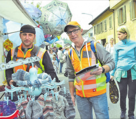 Für einen Grussaufmarsch von Besuchern gewappnet: Roger Maurer (re.) und Roman Käppeli; die Schirme im Hintergrund dürften wohl am späteren Nachmittag zum Einsatz gekommen sein. (Bilder: st.)