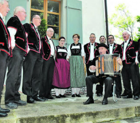 Das Schloss Rued als Kulisse: Der Auftritt des Jodlerklubs Kölliken unter der Leitung von Martin Flury (am Akkordeon) erfreute die Gäste der diesjährigen Bundesfeier. (Bilder: st.)