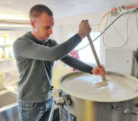 Handarbeit: Nur «J» kennt die genaue Zusammensetzung des Aargauer Rüebli-Biers «made im Suhrental». Es soll eine Spur englischer Charme enthalten sein. (Bilder: zVg.)