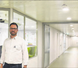 Der 4. Stock im Asana Spital Menziken: Direktor Daniel Schibler präsentiert das neue Ambulatorium. (Bild: mars.)